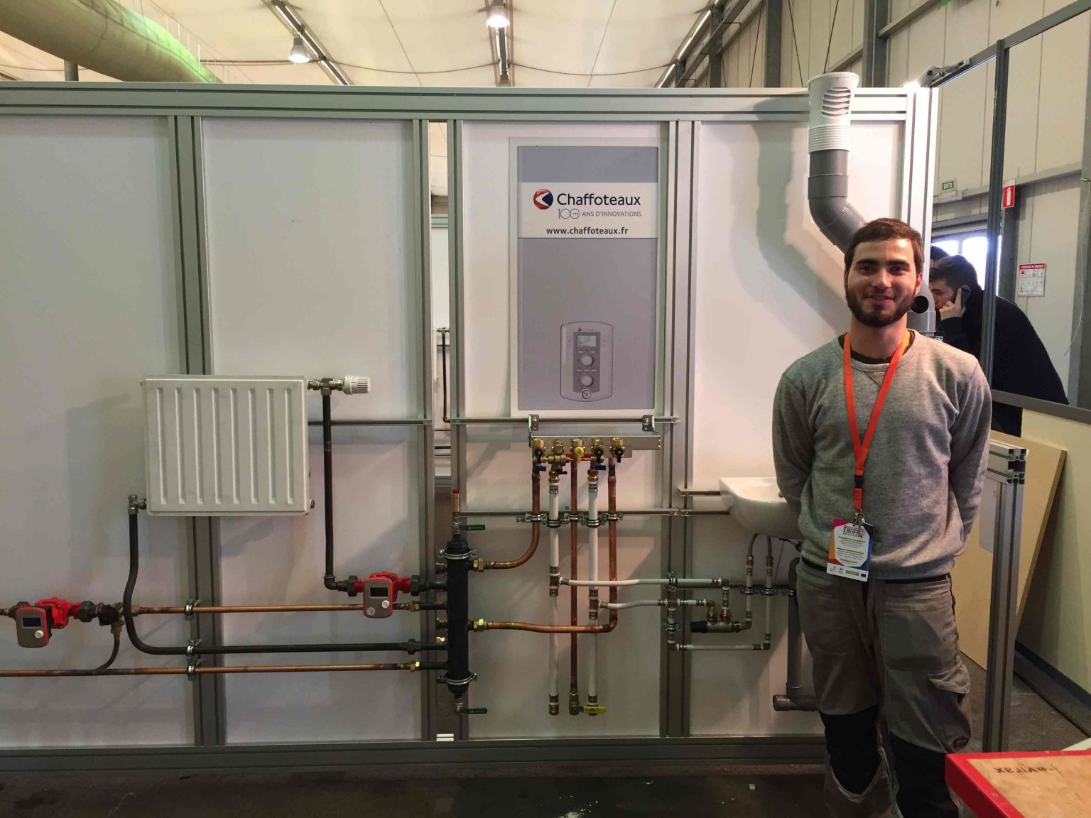 Arthur Desplat devant une installation de chauffage lors des Olympiades des métiers