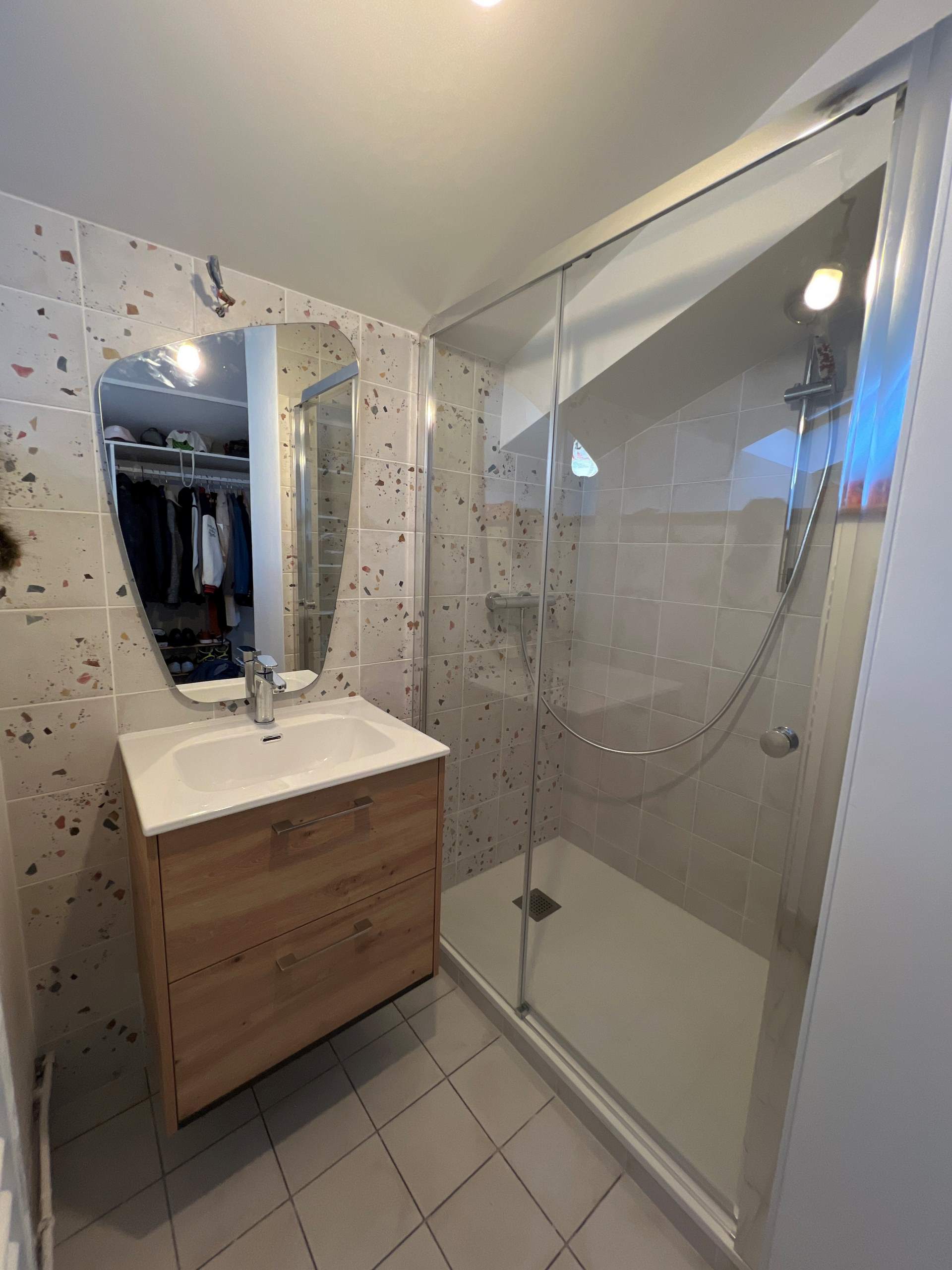Salle de bain avec douche vitrée et meuble vasque